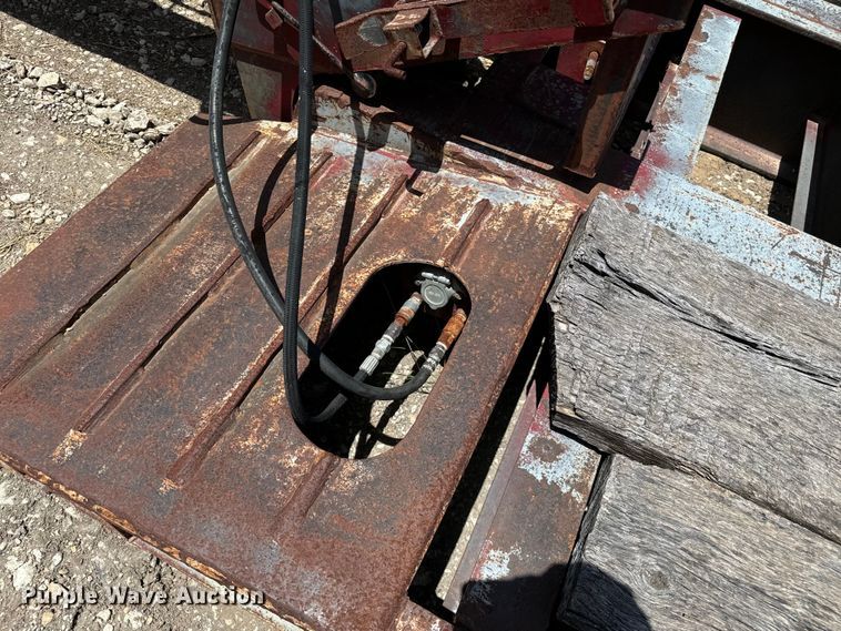 image for item NQ9655 2002 Witzco Challenger RG-35 lowboy equipment trailer