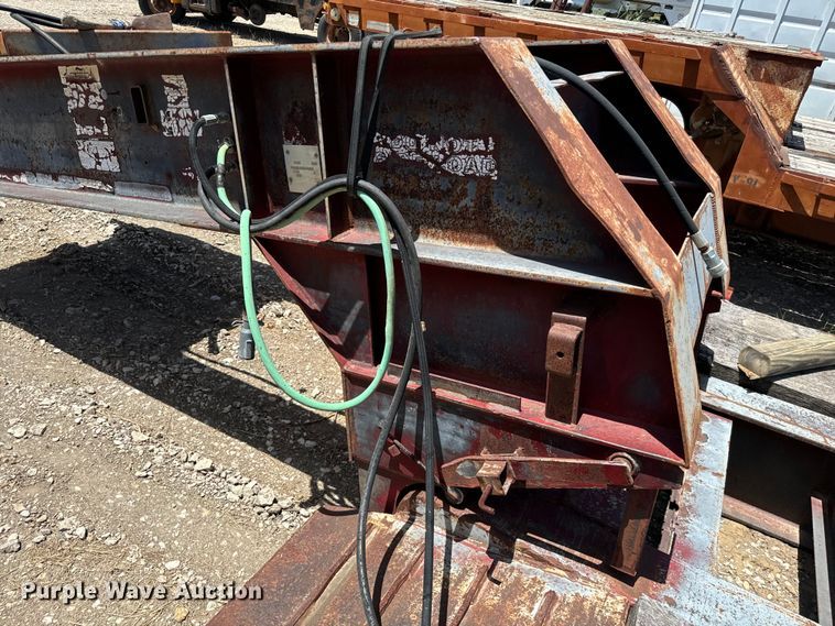 image for item NQ9655 2002 Witzco Challenger RG-35 lowboy equipment trailer