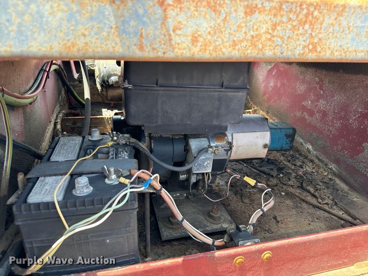 image for item NQ9655 2002 Witzco Challenger RG-35 lowboy equipment trailer