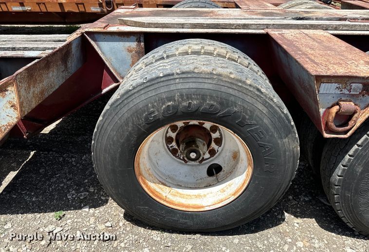 image for item NQ9655 2002 Witzco Challenger RG-35 lowboy equipment trailer