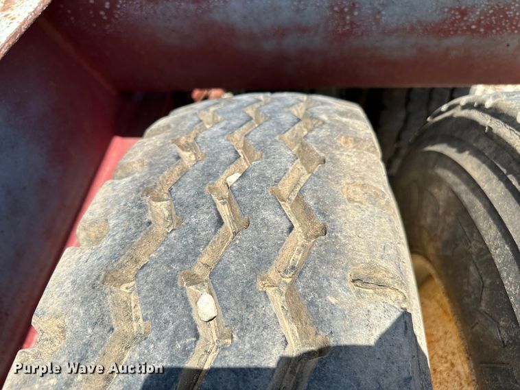 image for item NQ9655 2002 Witzco Challenger RG-35 lowboy equipment trailer