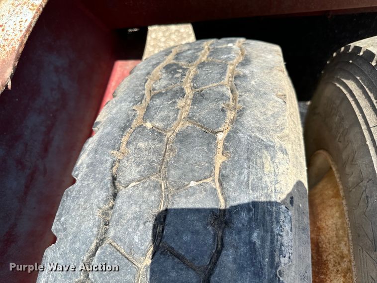 image for item NQ9655 2002 Witzco Challenger RG-35 lowboy equipment trailer