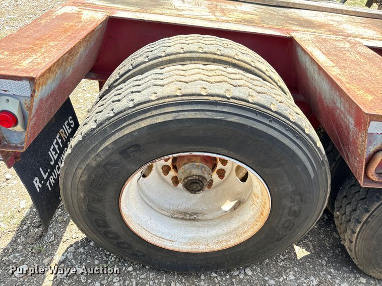 image for item NQ9655 2002 Witzco Challenger RG-35 lowboy equipment trailer