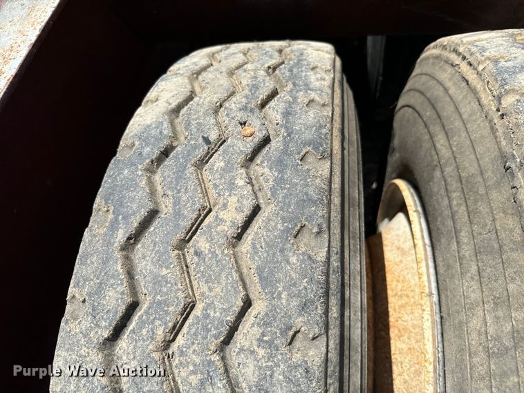 image for item NQ9655 2002 Witzco Challenger RG-35 lowboy equipment trailer