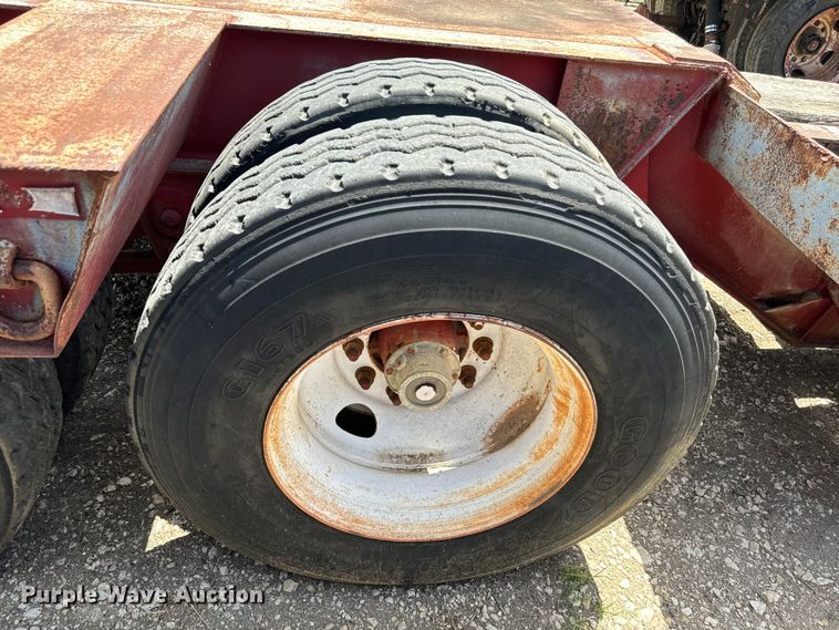 image for item NQ9655 2002 Witzco Challenger RG-35 lowboy equipment trailer