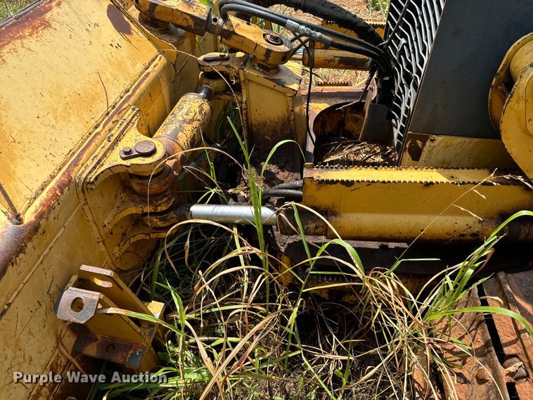 image for item NQ9695 2004 John Deere 700H LT dozer