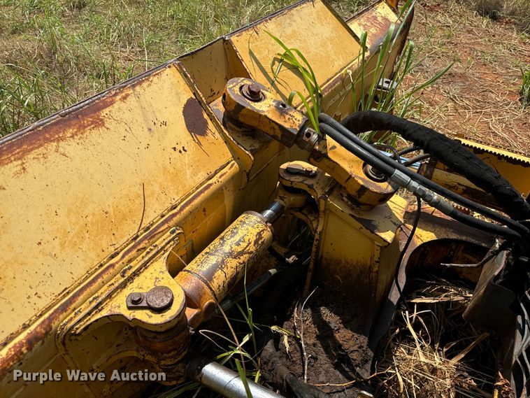 image for item NQ9695 2004 John Deere 700H LT dozer