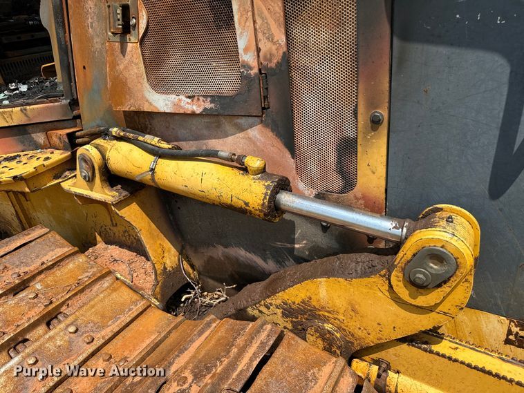 image for item NQ9695 2004 John Deere 700H LT dozer