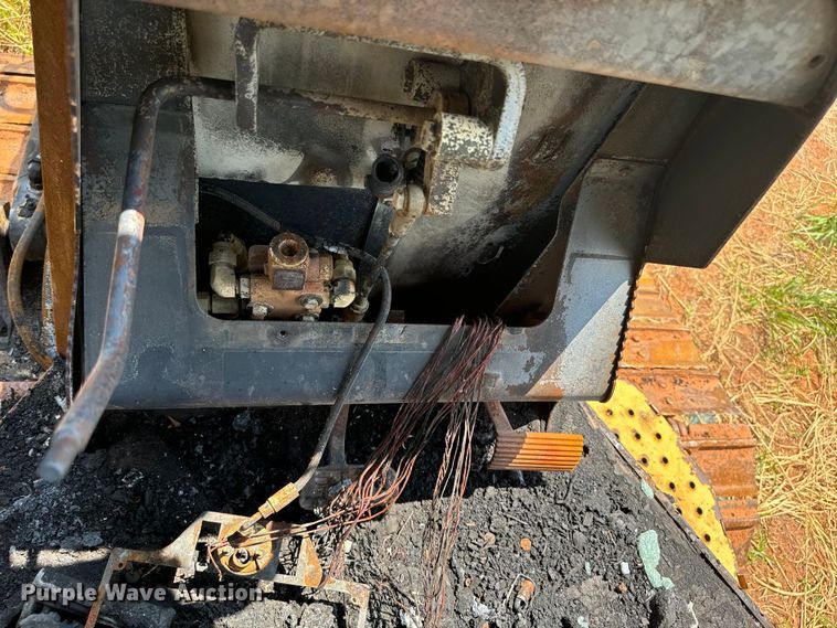 image for item NQ9695 2004 John Deere 700H LT dozer