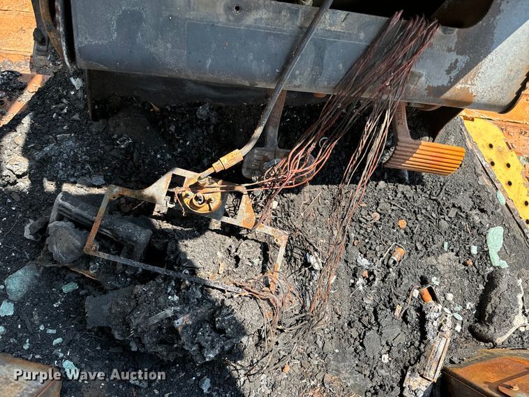 image for item NQ9695 2004 John Deere 700H LT dozer