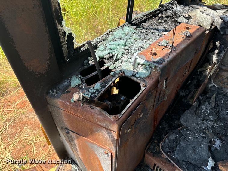 image for item NQ9695 2004 John Deere 700H LT dozer