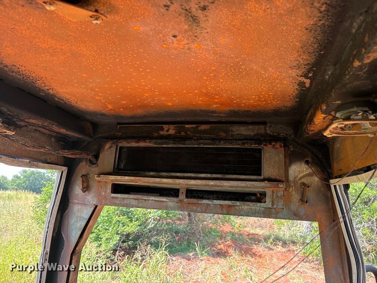 image for item NQ9695 2004 John Deere 700H LT dozer