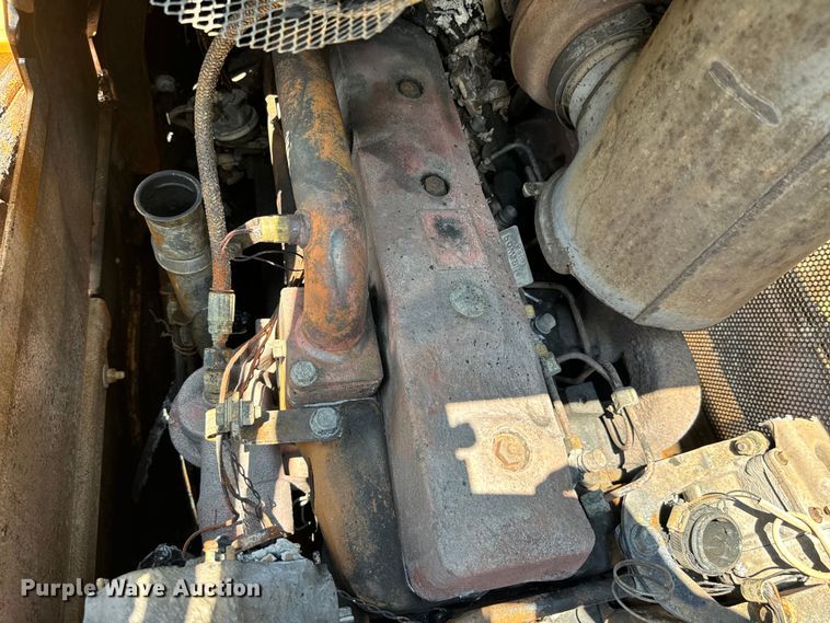 image for item NQ9695 2004 John Deere 700H LT dozer