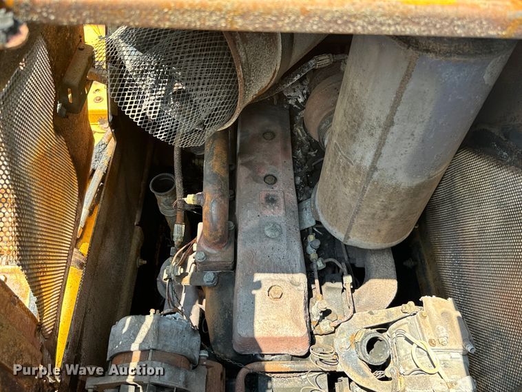 image for item NQ9695 2004 John Deere 700H LT dozer