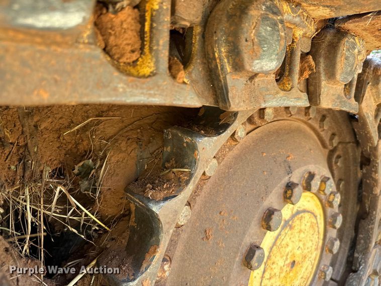 image for item NQ9695 2004 John Deere 700H LT dozer