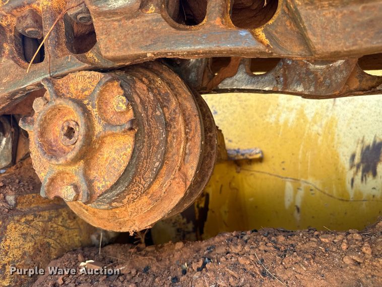 image for item NQ9695 2004 John Deere 700H LT dozer