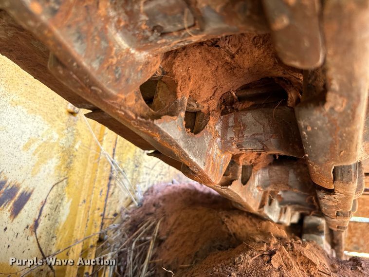 image for item NQ9695 2004 John Deere 700H LT dozer