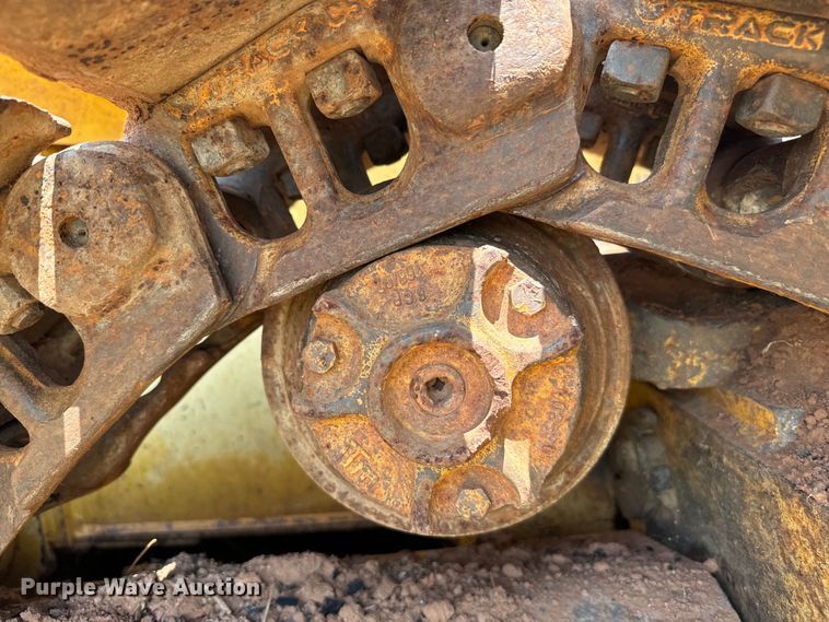 image for item NQ9695 2004 John Deere 700H LT dozer