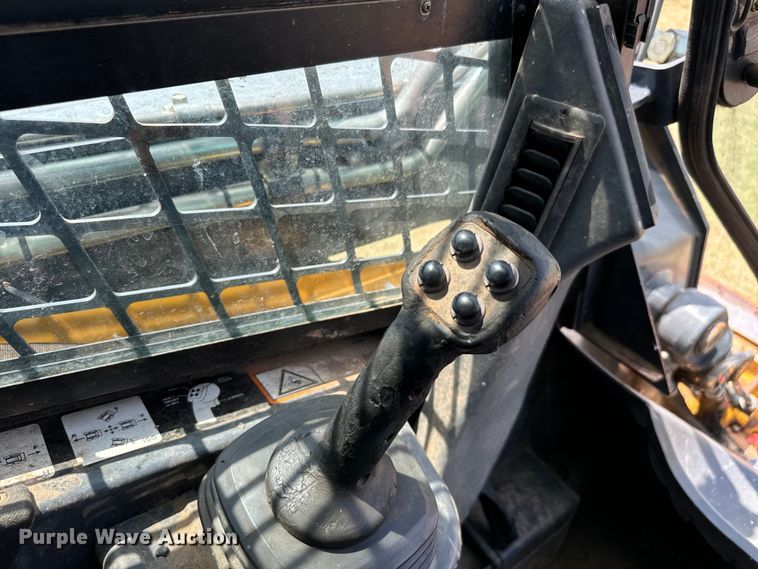 image for item NQ9713 2011 John Deere 333D tracked skid steer loader