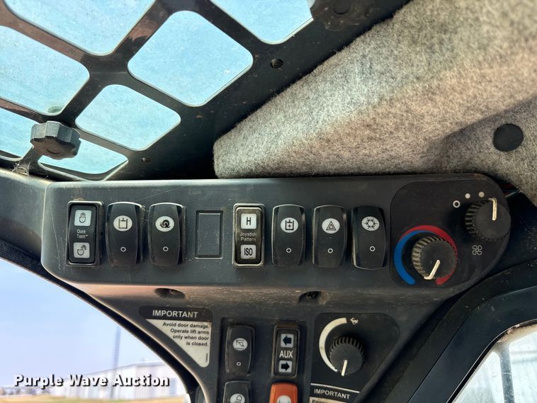 image for item NQ9713 2011 John Deere 333D tracked skid steer loader