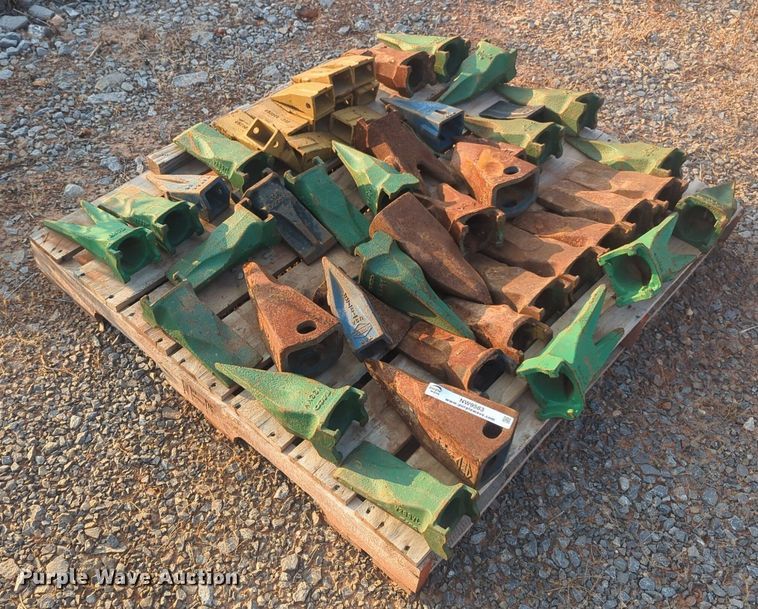 image for item NW9583 Approximately 49 excavator bucket teeth