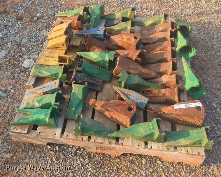 image for item NW9583 Approximately 49 excavator bucket teeth