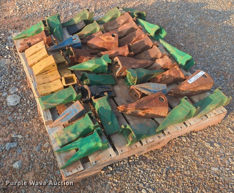 image for item NW9583 Approximately 49 excavator bucket teeth