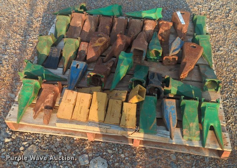 image for item NW9583 Approximately 49 excavator bucket teeth