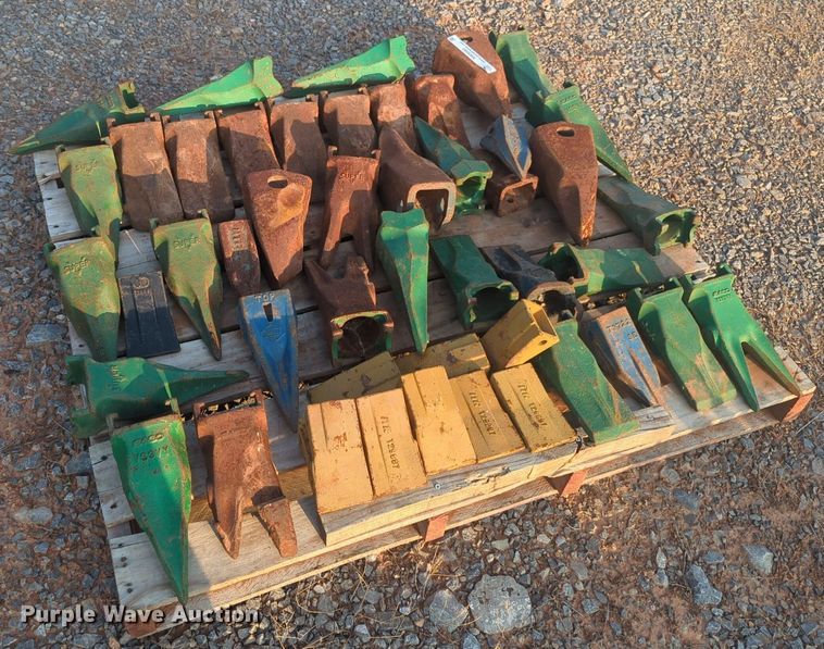 image for item NW9583 Approximately 49 excavator bucket teeth