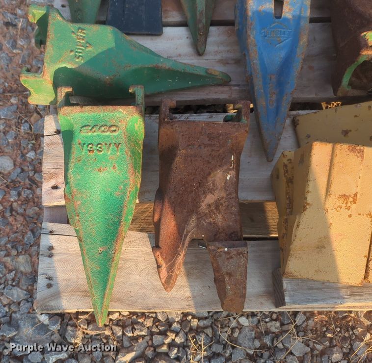 image for item NW9583 Approximately 49 excavator bucket teeth