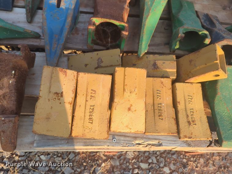 image for item NW9583 Approximately 49 excavator bucket teeth