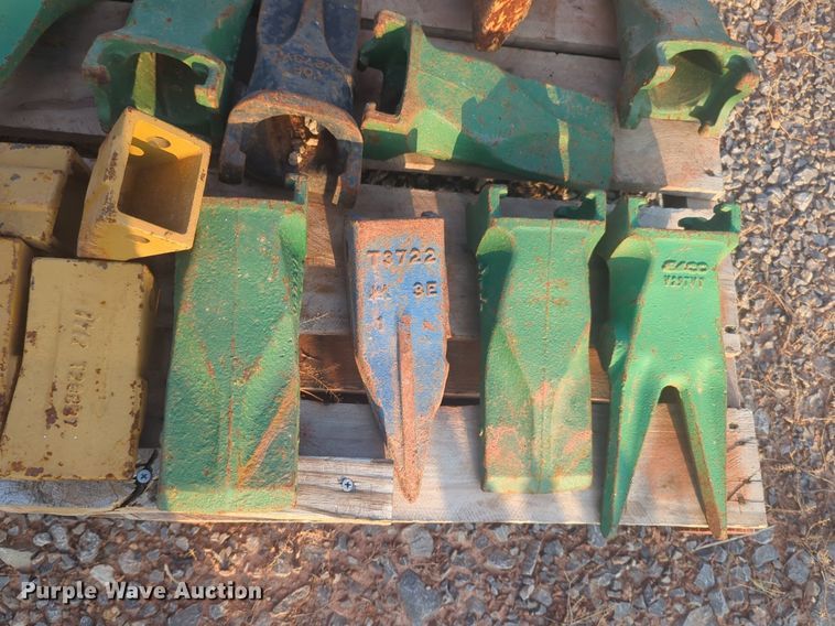 image for item NW9583 Approximately 49 excavator bucket teeth