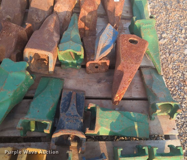 image for item NW9583 Approximately 49 excavator bucket teeth