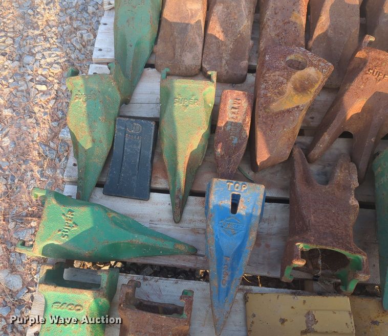 image for item NW9583 Approximately 49 excavator bucket teeth