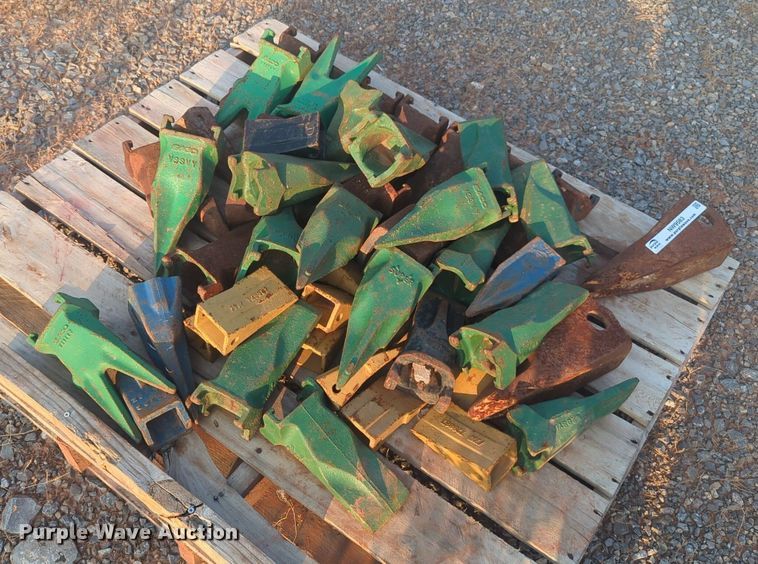 image for item NW9583 Approximately 49 excavator bucket teeth