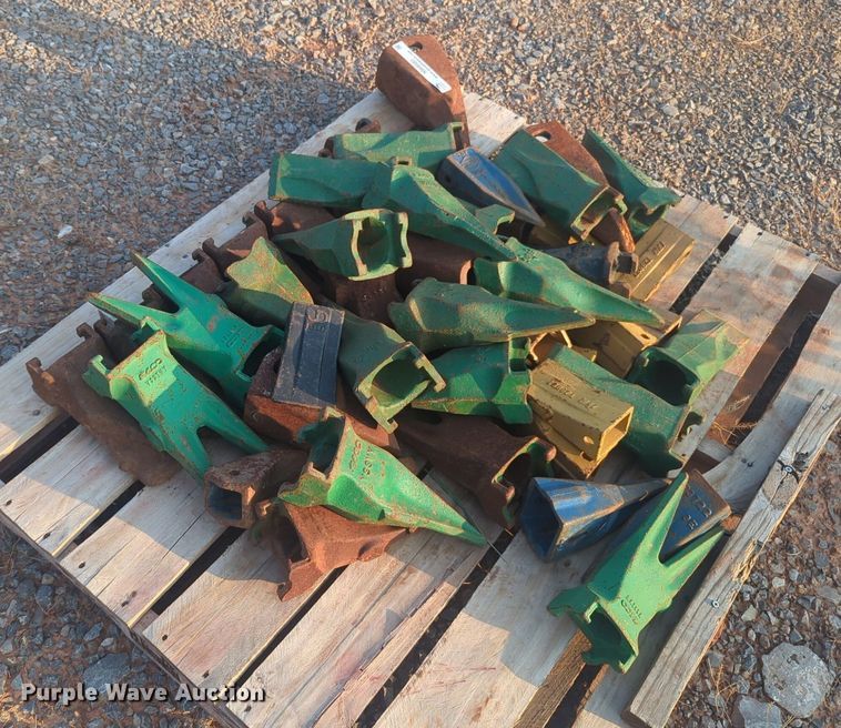 image for item NW9583 Approximately 49 excavator bucket teeth