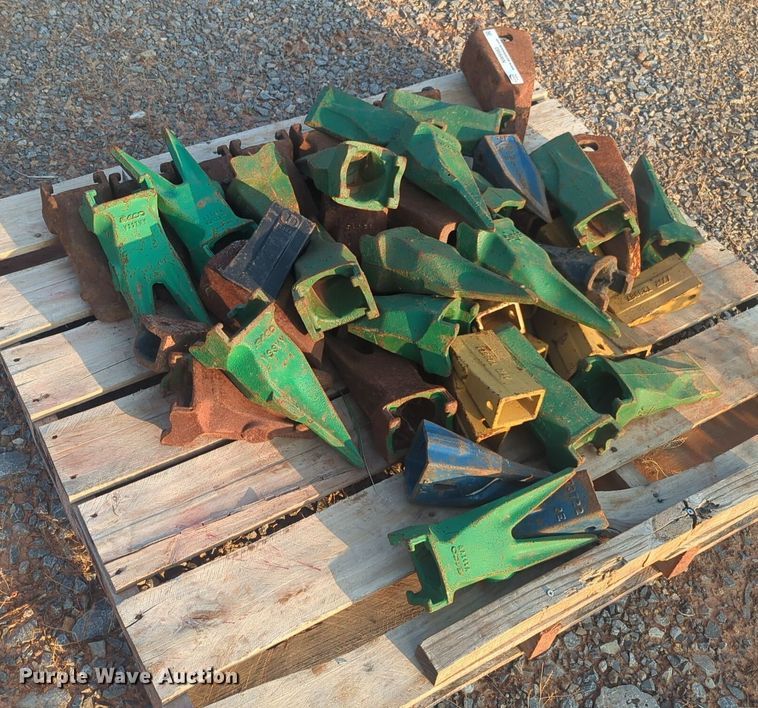 image for item NW9583 Approximately 49 excavator bucket teeth