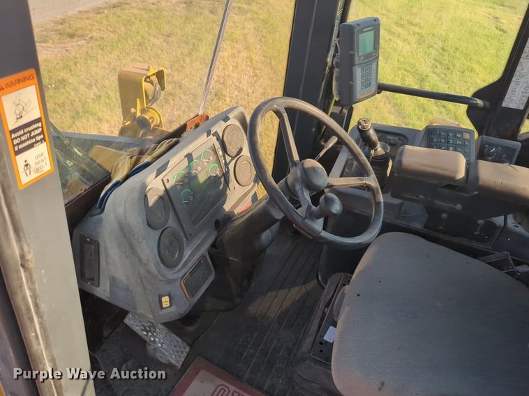 image for item NW9668 2007 John Deere 724J wheel loader