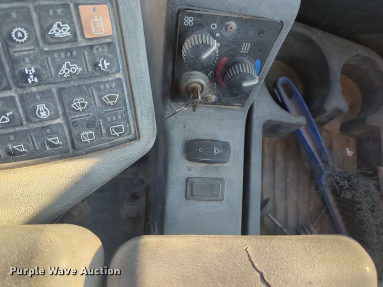 image for item NW9668 2007 John Deere 724J wheel loader