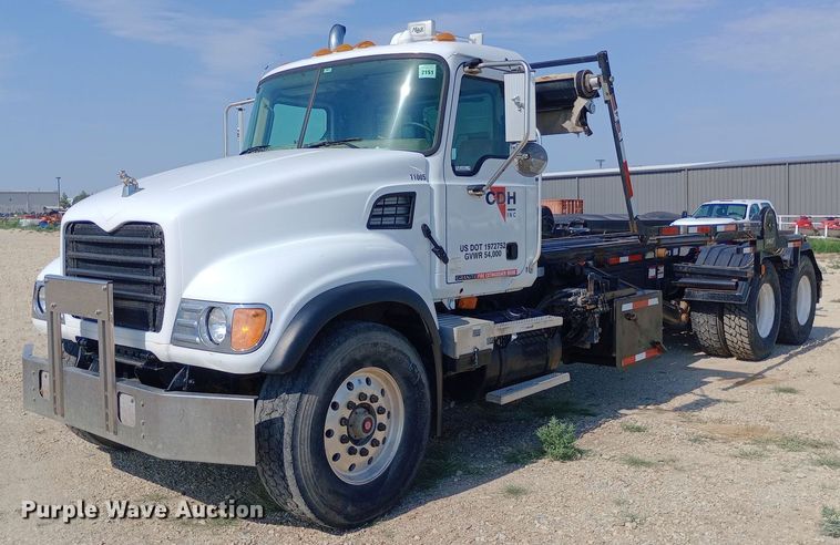 image for item NY9326 2007 Mack CV713 roll-off container truck