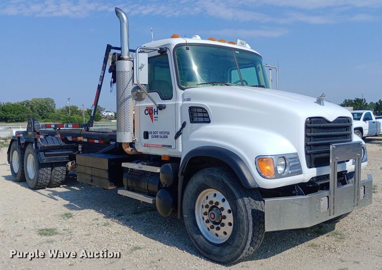 image for item NY9326 2007 Mack CV713 roll-off container truck