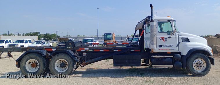 image for item NY9326 2007 Mack CV713 roll-off container truck