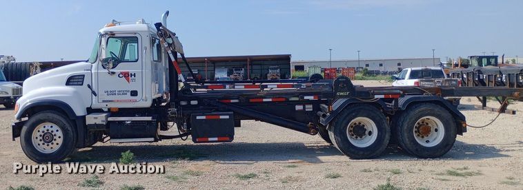 image for item NY9326 2007 Mack CV713 roll-off container truck