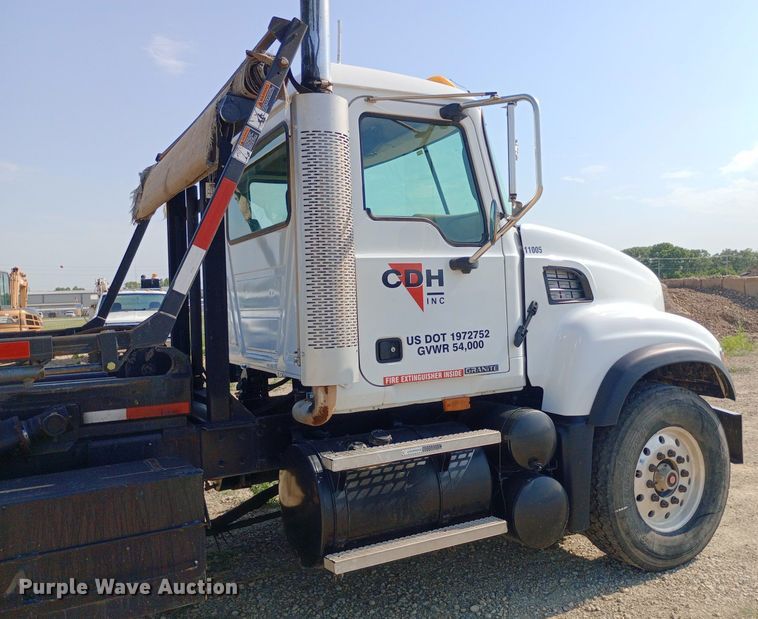 image for item NY9326 2007 Mack CV713 roll-off container truck