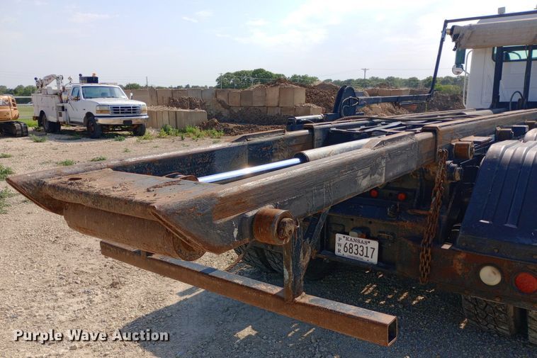 image for item NY9326 2007 Mack CV713 roll-off container truck