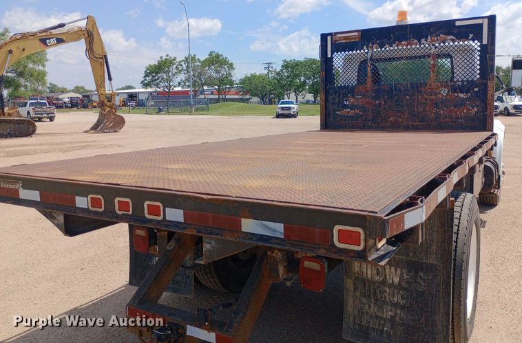 image for item NY9346 1999 International  4700 dump flatbed truck