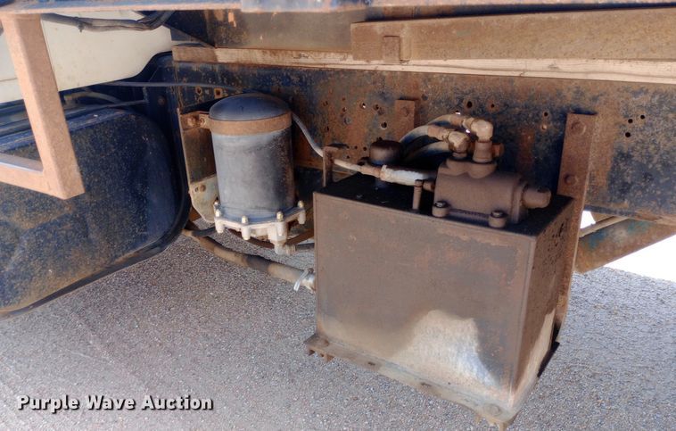 image for item NY9346 1999 International  4700 dump flatbed truck