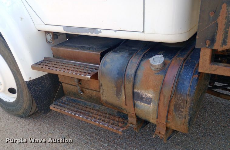 image for item NY9346 1999 International  4700 dump flatbed truck