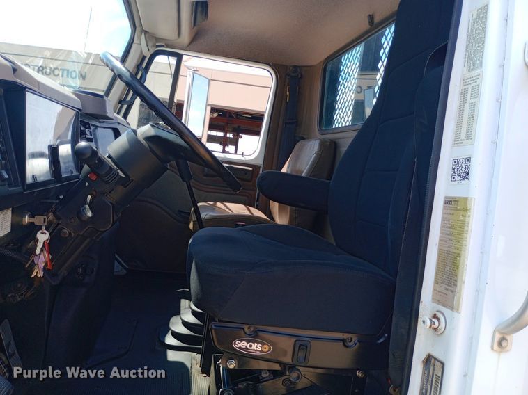 image for item NY9346 1999 International  4700 dump flatbed truck