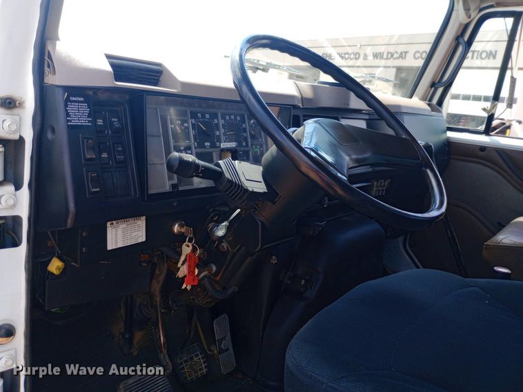 image for item NY9346 1999 International  4700 dump flatbed truck